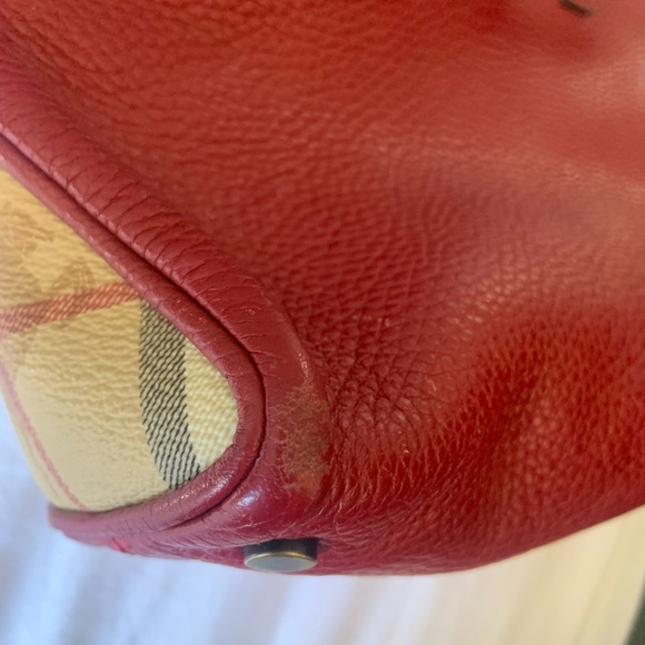 Burberry Handbag
Luxurious red/beige
calf leather
Unique front toggle fastener - Picture 5 of 10